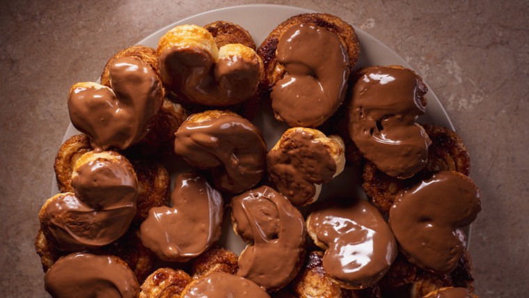 Una curiosidad de esta receta es que el azúcar carameliza durante el horneado y crea su textura crujiente. Una curiosidad de esta receta es que el azúcar carameliza durante el horneado y crea su textura crujiente.