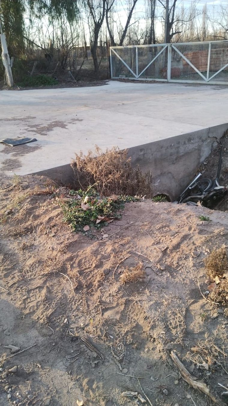 La moto debajo del puente tras el choque Foto: Ministerio de Seguridad