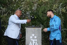 Tapia descubriò la piedra fundamental del nuevo complejo. Foto: @Argentina