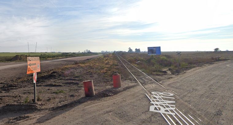 La mujer fue golpeada, violada y dejada en las vías para que la atropelle el tren