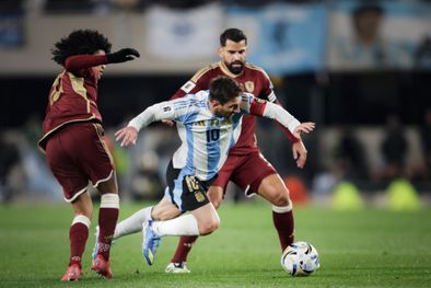 MDZol | Messi marcado por Rincón (8) durante el partido en el Monumental