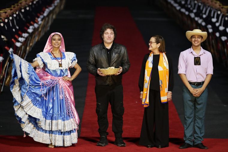 Javier Milei es recibido por la ministra de Exteriores de El Salvador, Alexandra Gill Foto: EFE