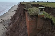 La erosión costera ha dejado a la construcción de la época de la Guerra Fría a punto de colapsar.