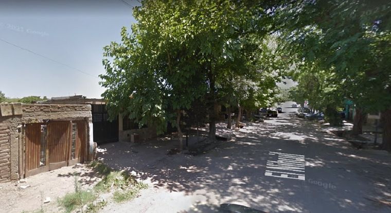 El joven se encontraba con un amigo en la puerta de su domicilio