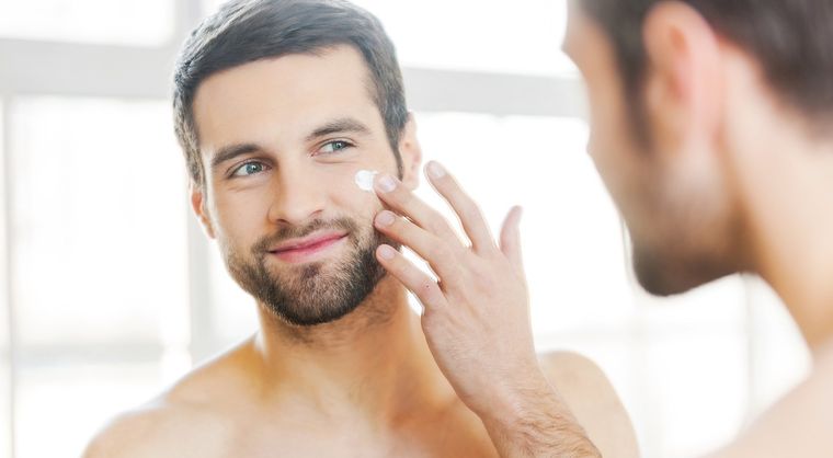 La rutina básica de cuidado masculina incluye algunos productos básicos, entre los que un suero suavizante es clave. Foto: Menzig Mag