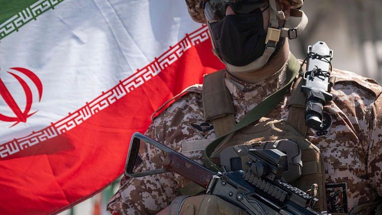 El Cuerpo de la Guardia Revolucionaria Islámica, una fuerza dominante dentro del ejército iraní, controla los programas de misiles y drones, y lidera actividades regionales clave.