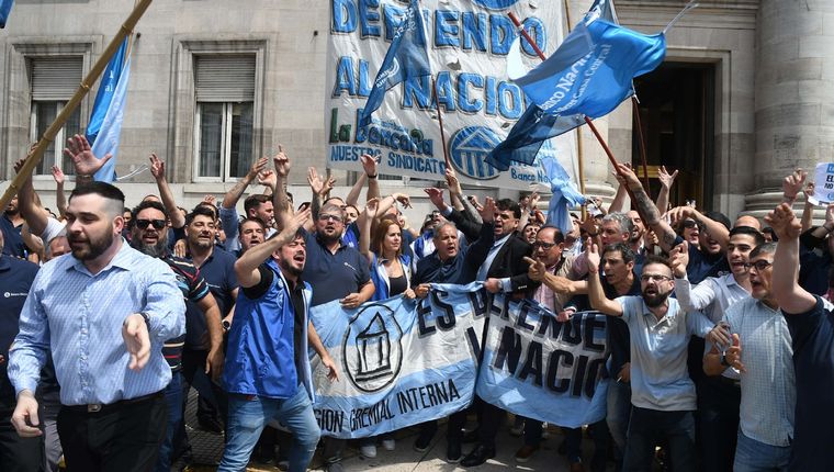 Empleados del Banco Nación se manifiestan en contra del DNU de Milei Foto: Télam