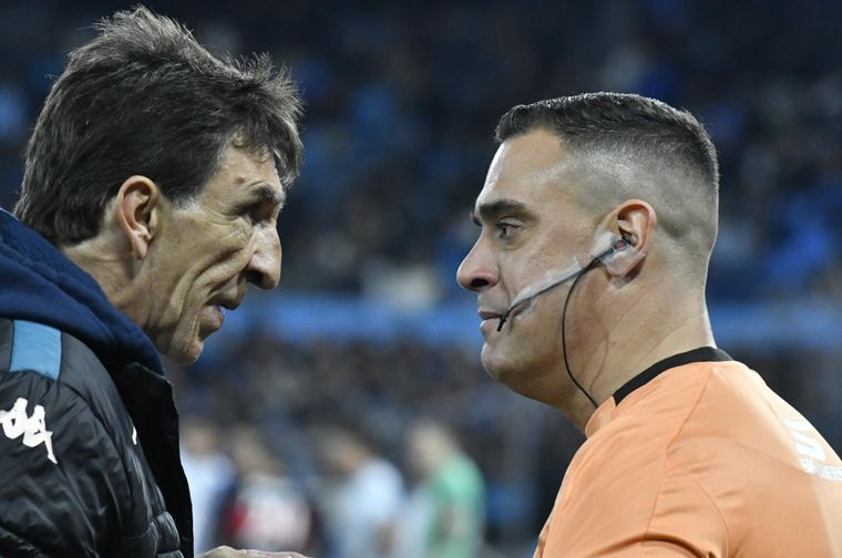 Costas explotó otra vez contra los árbitros y Racing se hunde en su peor arranque de local. ¿Podrá revertirlo en la Copa?