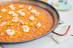 Cada chef imprime su sello personal en esta receta, variando los tipos de mariscos para intensificar su sabor y presentación.
