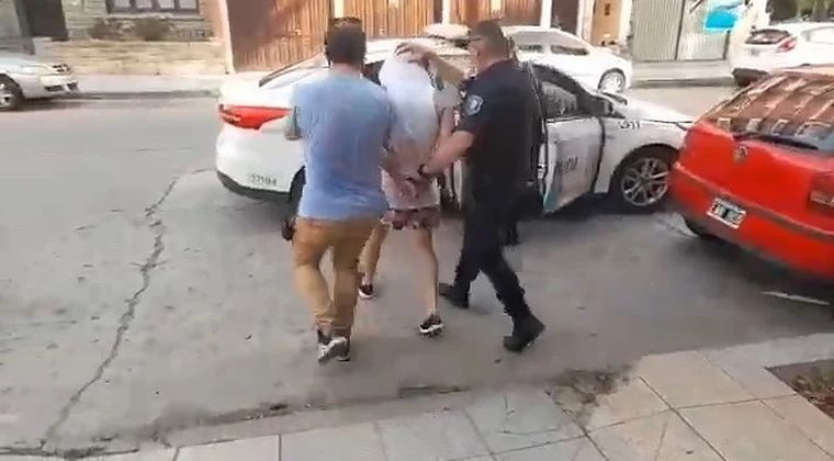 El hombre tenía una orden de restricción vigente con su expareja, pero no la respetó