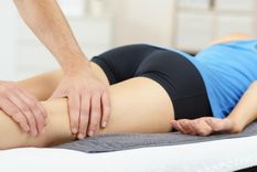 La quiropraxia ayuda a reducir los dolores musculares a través de ajustes manuales. Foto: Google