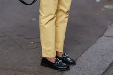 Revisa el zapatero de tu papá o abuelo y aprende a renovar estos mocasines Foto: Fashionista