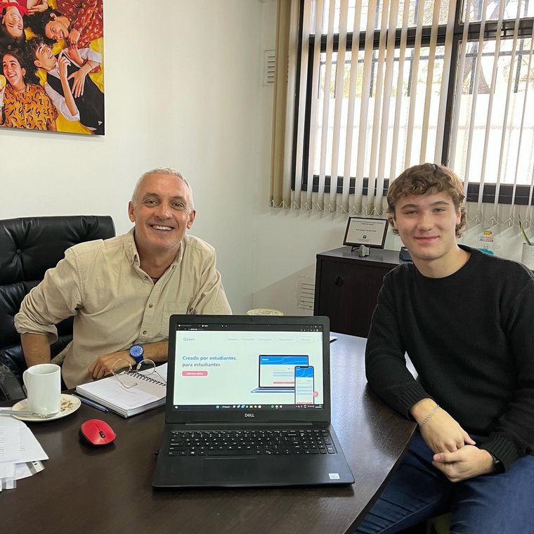 Valentino Antonio, uno de los fundadores de Qaizen, junto al directivo de un colegio que se sumó a la implementación de su plataforma. Foto: Redes sociales