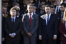 El presidente Javier Milei junto al ministro de Defensa, Luis Petri, y el titular de la Cámara de Diputados, Martín Menem, en el acto por el Día del Veterano y los Caídos en Malvinas. Foto: MDZ/Juan Mateo Aberastain