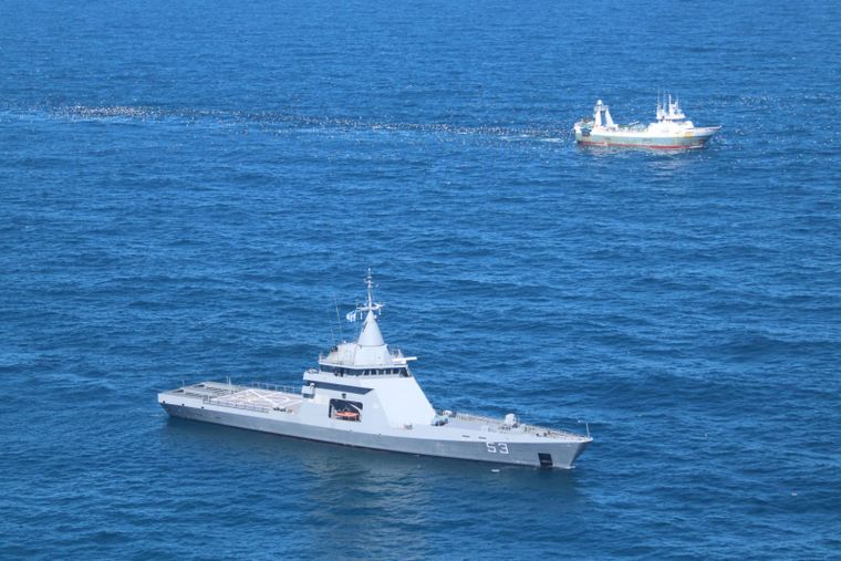 Buques de la Armada Argentina y Prefectura custodiarán a los pesqueros chinos.