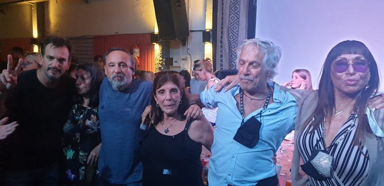Compañeros. Sebastián Galmarini, su padre Fernando y su pareja, Moria Casán, festejaron el triunfo en la interna del PJ de San Isidro.