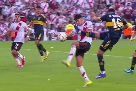 Lautaro Rivero generó un penal en el Superclásico por una clara mano en el área. Lautaro Rivero generó un penal en el Superclásico por una clara mano en el área.