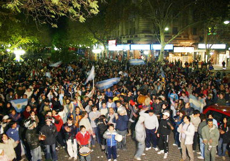 El centro de la ciudad de Mendoza fue el escenario de la protesta local. Foto: Gerardo Gómez / MDZ