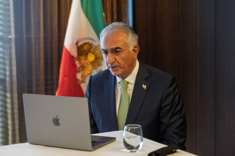 El príncipe en el exilio difundió su mensaje en X y reclamó que funcionarios del régimen “se rindan” y le declaren lealtad.