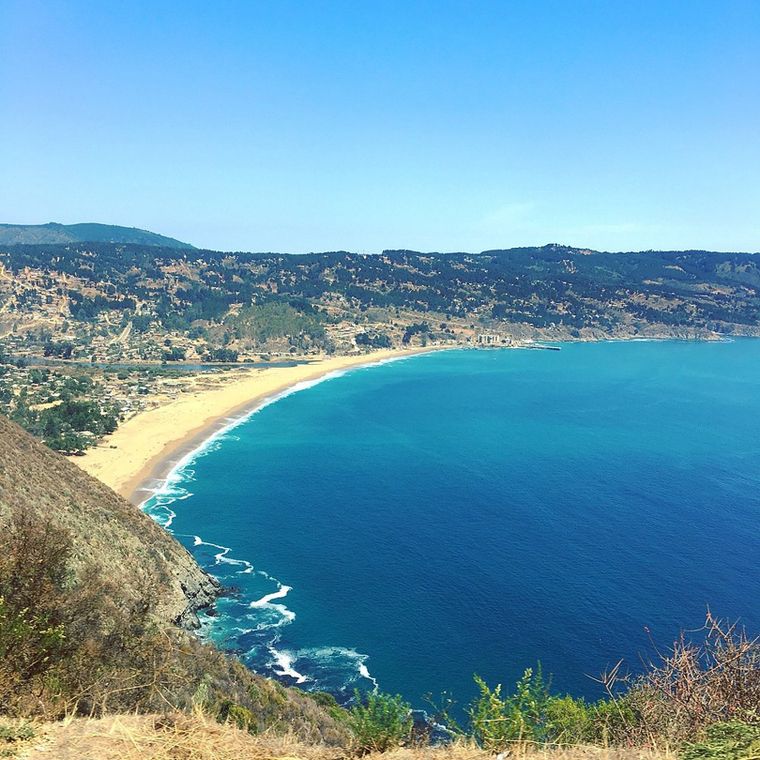Laguna Verde es una de las playas más agrestes de Valparaíso, rodeada de acantilados y mar abierto de tonos esmeralda. Laguna Verde es una de las playas más agrestes de Valparaíso, rodeada de acantilados y mar abierto de tonos esmeralda.