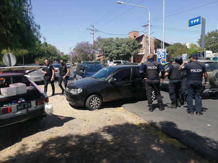 El auto en el que se escapaban los delincuentes fue cercado por la policía en Dorrego /Gentileza