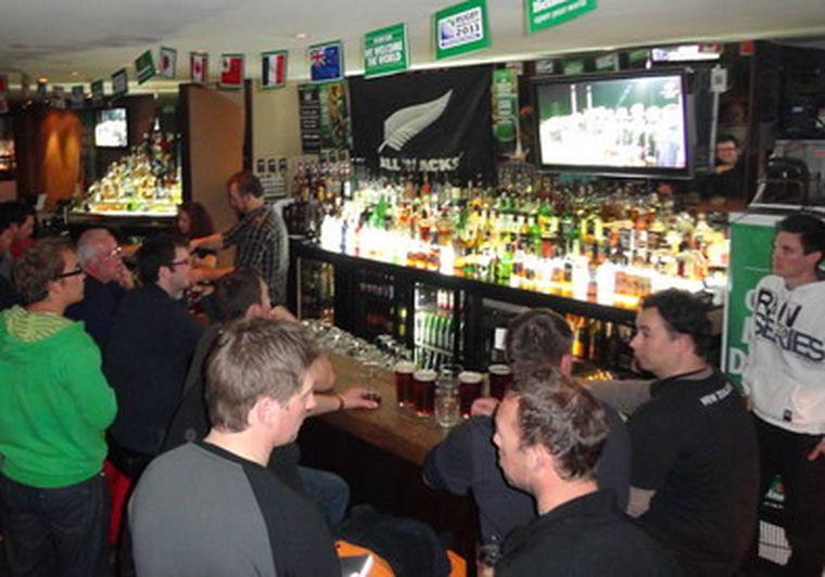 Un bar, en Queenstown, es el lugar de encuentro de los fanáticos del rugby.