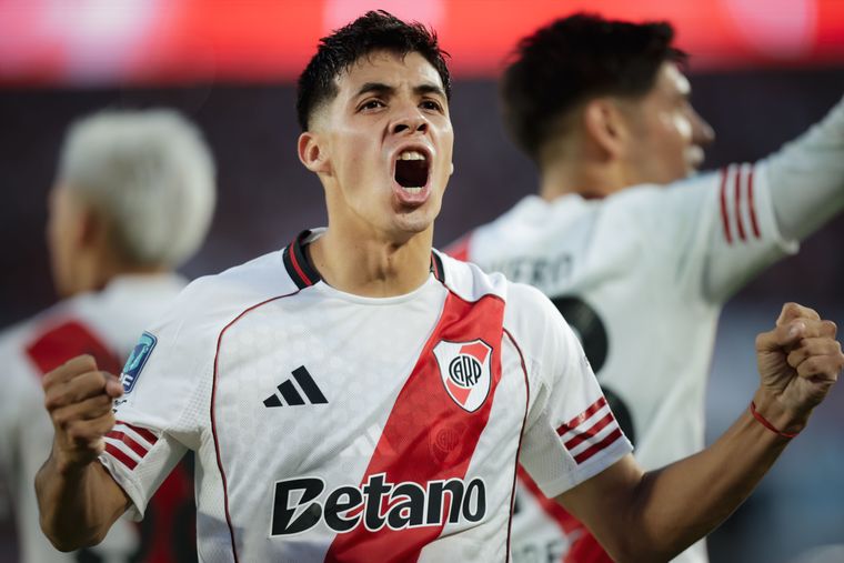 Festeja Tomás Galván. El juvenil de River definió con el arco vacío tras el mano a mano que el arquero de Belgrano le tapó a Driussi.