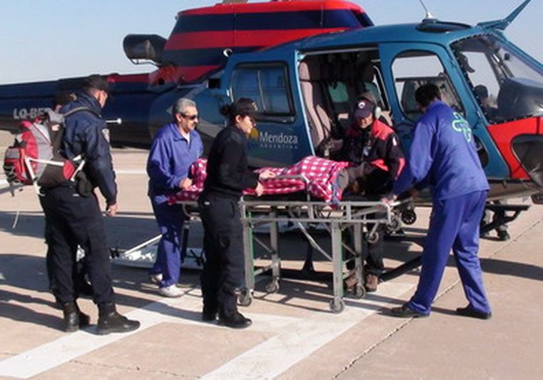 El helicóptero dejando a la montañista en la Base Cóndor. Foto: Ministerio de Seguridad