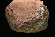 Este bloque de piedra podría tener grafías datadas en 200.000 años. Foto: Departamento de Cultura