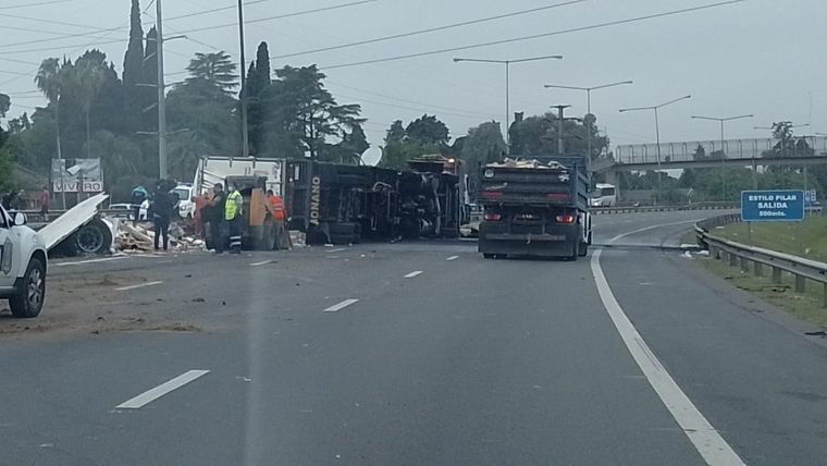 El camión volcó y se incendió en Panamericana ramal Campana