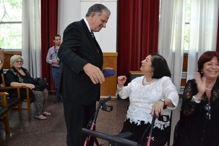 Homenaje Jorge Nanclares, Presidente de la Suprema Corte, entrega el reconocimiento a Laura Gil de Chales, primera mujer en desempeñarse como jueza en el fuero penal.