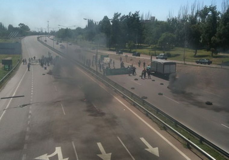 Gran congestión vehicular. Foto: Den Kemelmajer