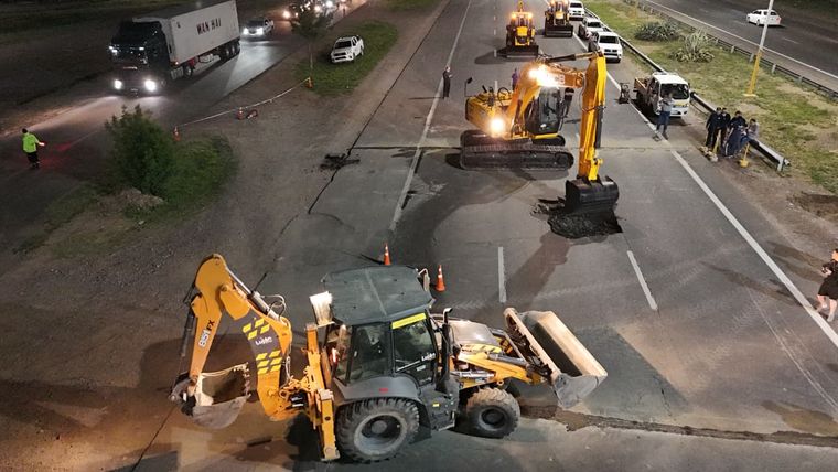 El tránsito continúa interrumpido en Acceso Sur a la altura de calle Carrodilla. El tránsito continúa interrumpido en Acceso Sur a la altura de calle Carrodilla.