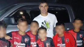 Newells sancionó a seis chicos por una foto con un jugador de Central Newells sancionó a seis chicos por una foto con un jugador de Central