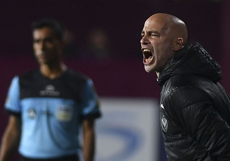 El DT habló sobre el interés del Xeneize en el defensor. Foto: Télam