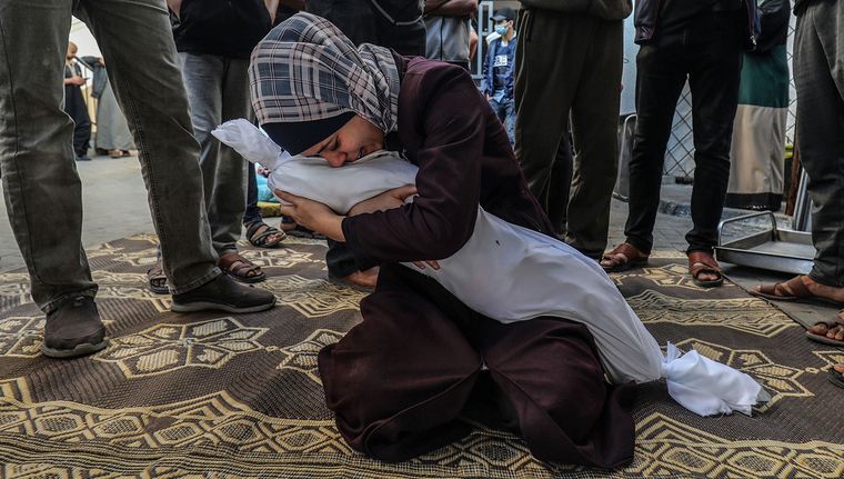 Siguen muriendo, de a miles, niñas y niños en Franja de Gaza. Foto: DPA