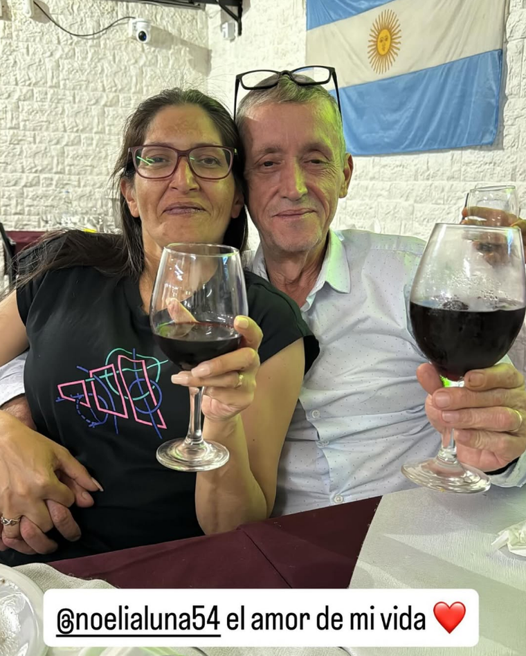El presunto dueño de la clínica con médicos truchos que operaba como centro para una red delictiva, Alberto Rubén Santarceri, junto a su mujer, Noelia Sofía Luna, que también fue detenida. El presunto dueño de la clínica con médicos truchos que operaba como centro para una red delictiva, Alberto Rubén Santarceri, junto a su mujer, Noelia Sofía Luna, que también fue detenida.