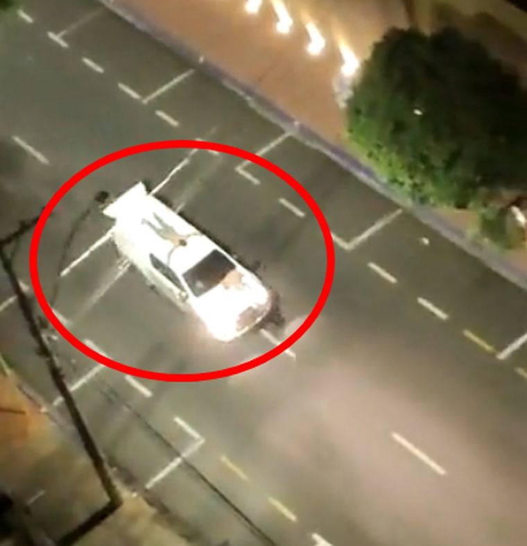 Una de las imágenes que sacudieron a la opinión pública en las últimas horas. Nótese que la víctima está atada al techo