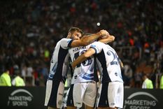 Los jugadores celebran en primer gol de la Lepra Foto: Fabián Salamone/MDZ
