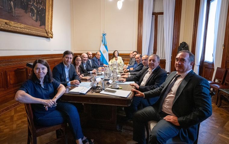 La reunión que encabezó Guillermo Francos y Victoria VIllarurel en el Senado Foto: Foto: Presidencia