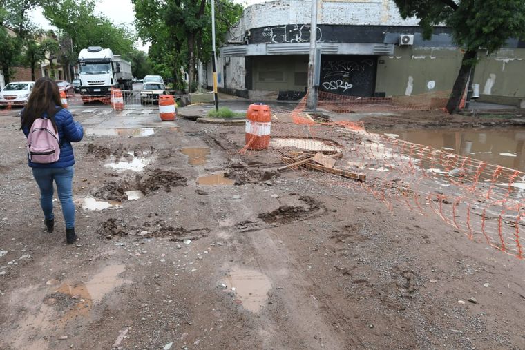 Los pozos y socavones que generó la lluvia en las calles de la Ciudad Foto: ALF PONCE/MDZ