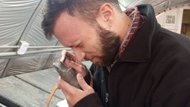 Un geólogo examina un testigo de Vicuña, lo que será la capital del cobre en Argentina.&nbsp;