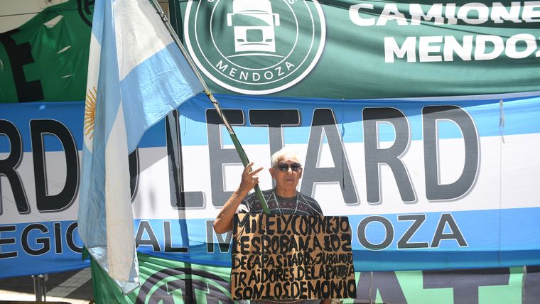 Mientras el Senado debatía la reforma laboral, sindicatos mendocinos marcharon y realizaron paros en rechazo al proyecto y por reclamos salariales.