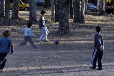 MDZol | Los chicos en vacaciones, jugando en el Parque Yrigoyen Foto: Ariel Jalley/Mediamza.com