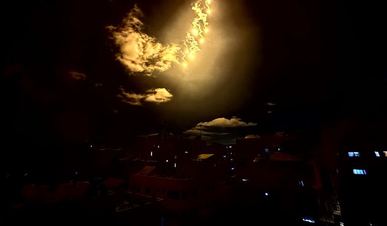 Israel lanzó esta pasada noche una lluvia de bengalas sobre la ciudad de Gaza. Foto Efe