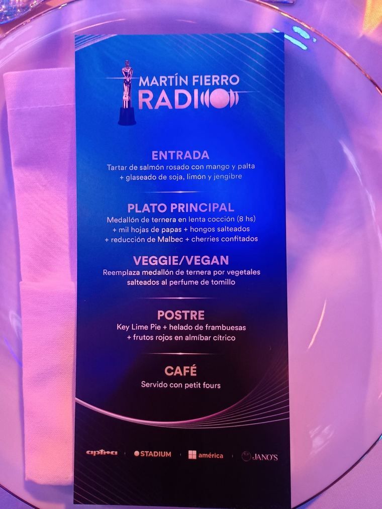 La cena preparada para la velada. Créditos: Captura de pantalla / AMÉRICA La cena preparada para la velada. Créditos: Captura de pantalla / AMÉRICA