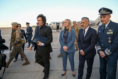 MDZol | Javier Milei, Hebe Casado y Alfredo Cornejo. Foto: Gobierno