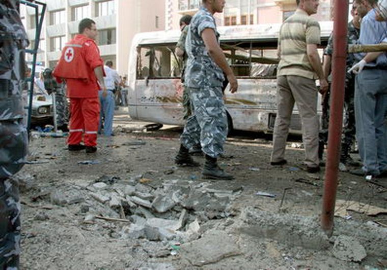 Los servicios de rescate inspeccionan el lugar tras el atentado. Foto: EFE
