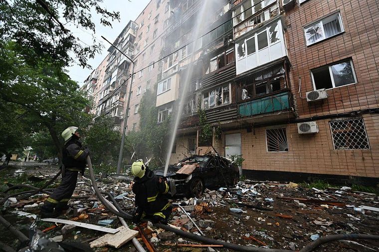 Los bomberos y equipos de rescate contabilizaban tres muertos y una veintena de heridos solamente en Járkov.