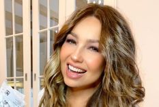 Thalía, la reina indiscutida del glamour y la extravagancia hace un culto de la prenda que vuelve una y otra temporada: el minishort de jean